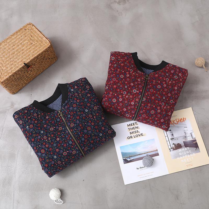 Luvik | Talvitakki suurikokoiselle vetoketjulla, punaisista kukista tehtyyn peitekuvioon, pyöreä kaulus, lyhyet takit